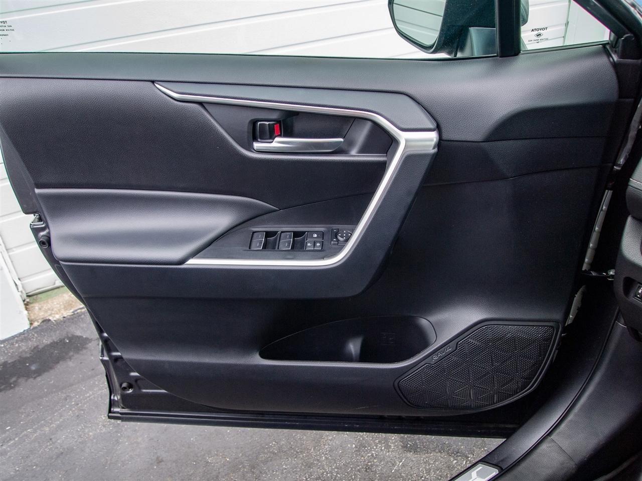 Toyota RAV4 XLE Premium FWD (Natl) 2024