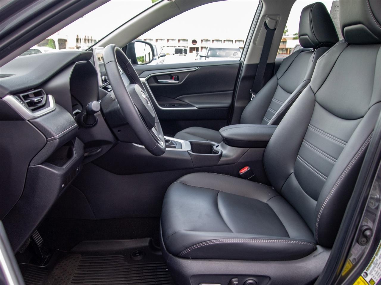 Toyota RAV4 XLE Premium FWD (Natl) 2024