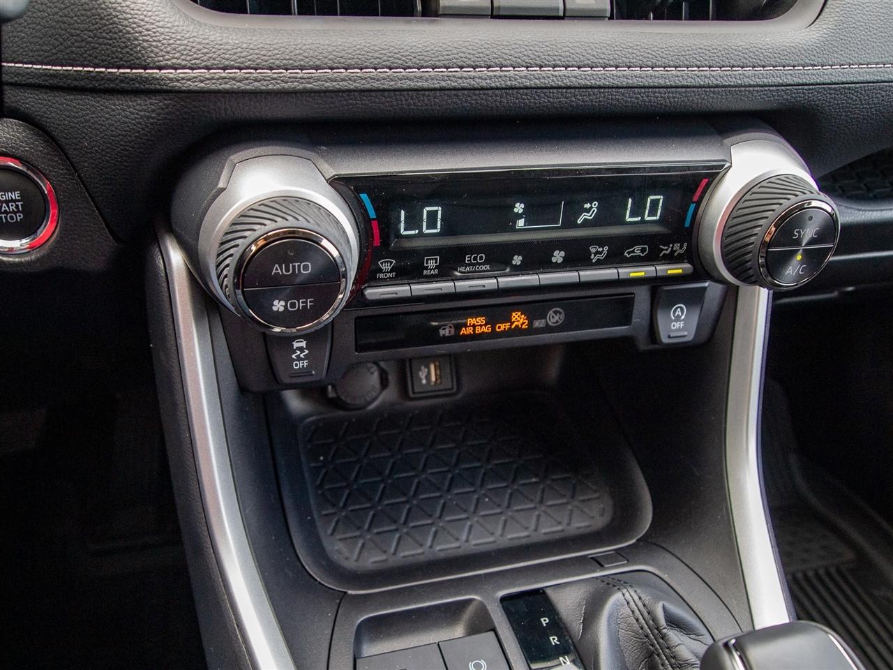 Toyota RAV4 XLE Premium FWD (Natl) 2024