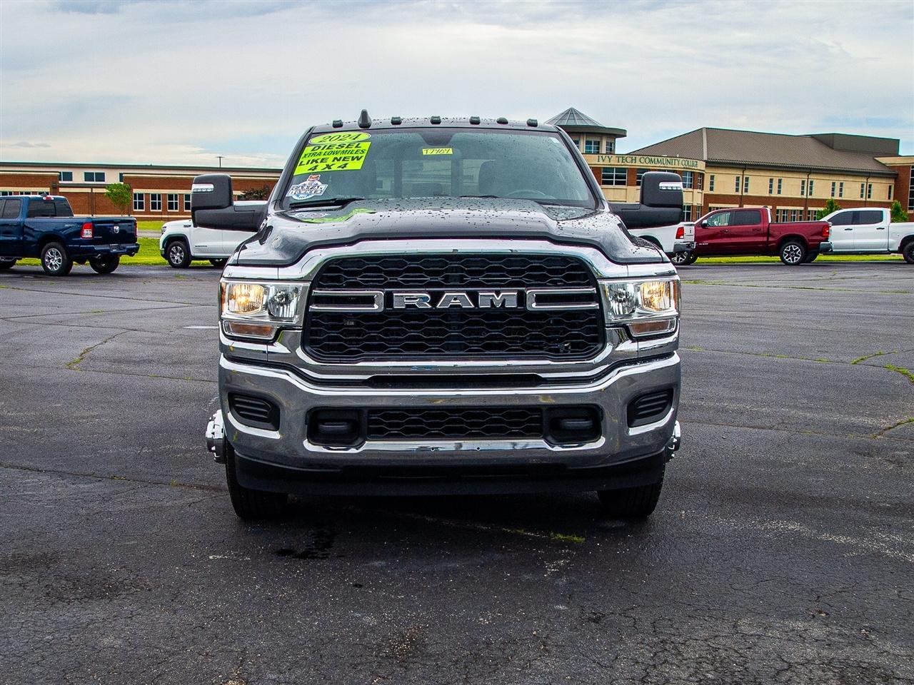 RAM 3500 Tradesman 4x4 Crew Cab 8' Box 2024