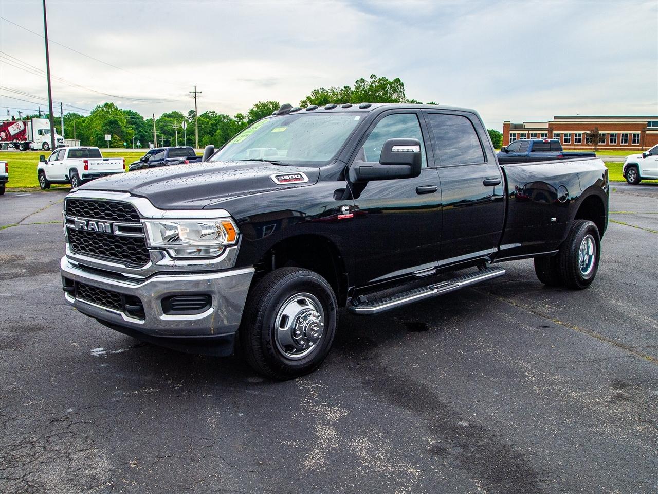 RAM 3500 Tradesman 4x4 Crew Cab 8' Box 2024
