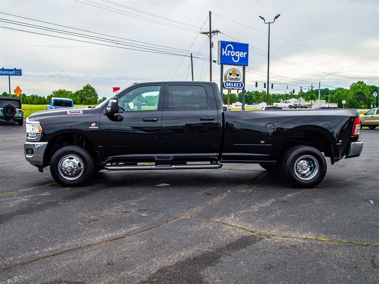 RAM 3500 Tradesman 4x4 Crew Cab 8' Box 2024