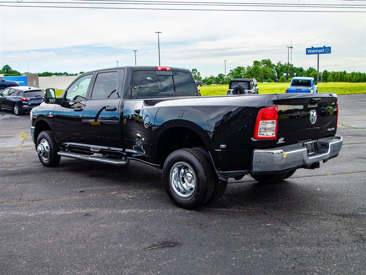 RAM 3500 Tradesman 4x4 Crew Cab 8' Box 2024