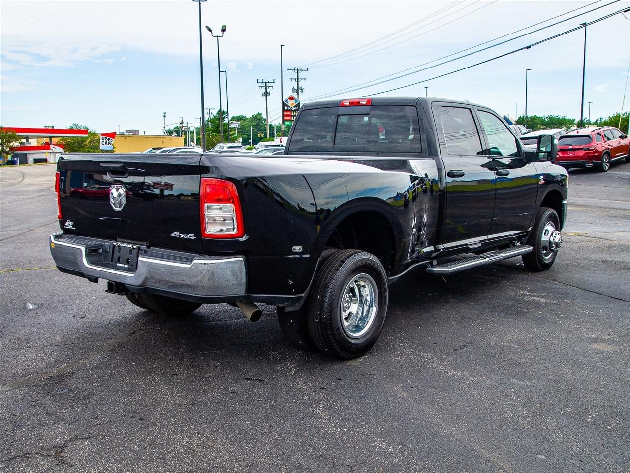 RAM 3500 Tradesman 4x4 Crew Cab 8' Box 2024