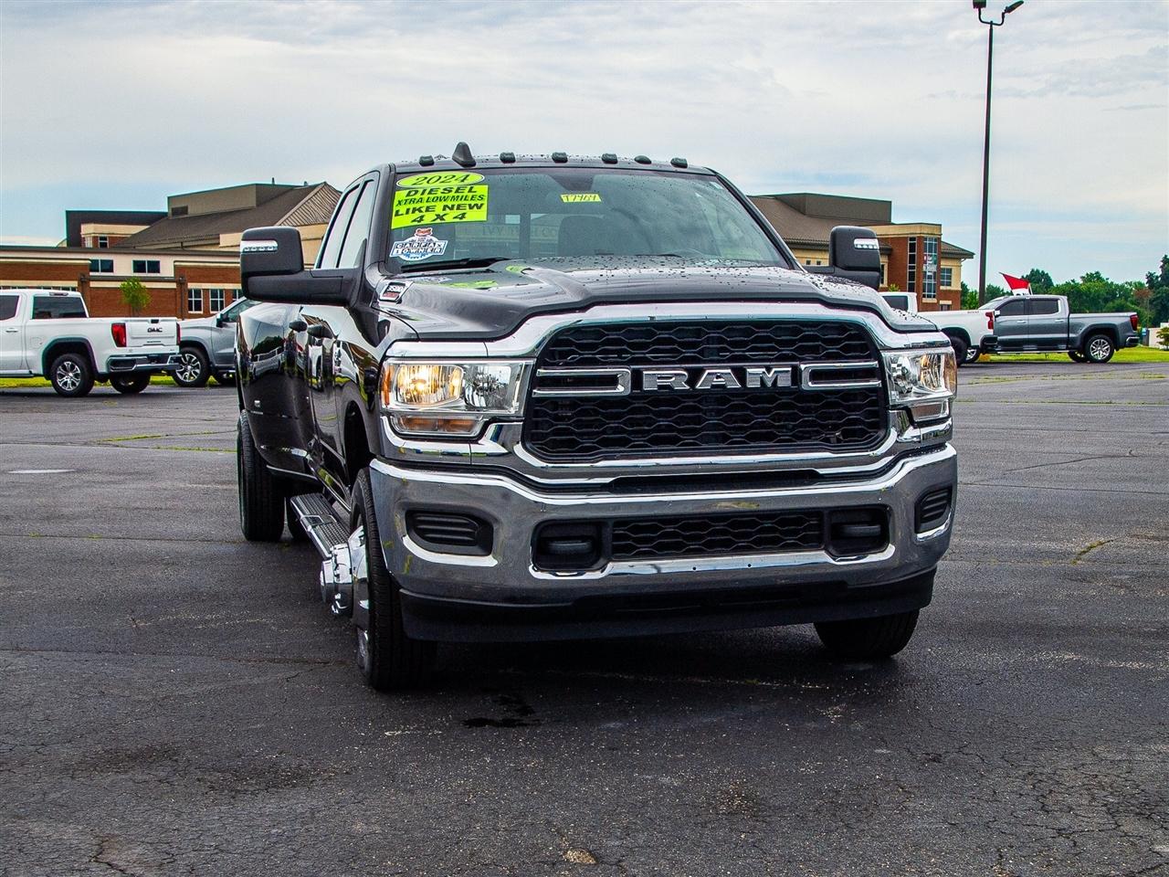 RAM 3500 Tradesman 4x4 Crew Cab 8' Box 2024
