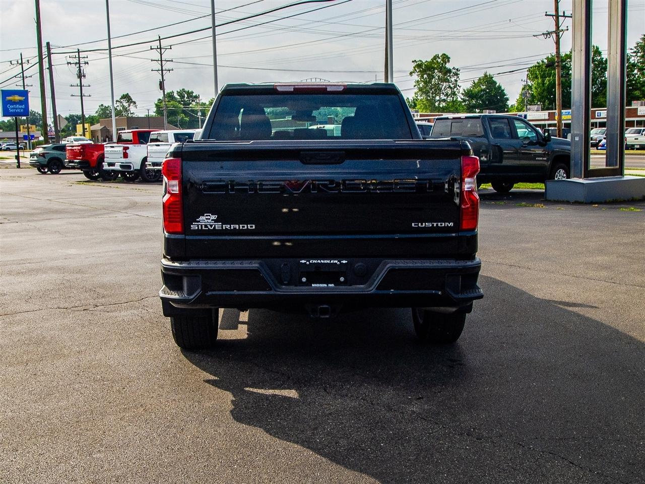Chevrolet Silverado 1500 4WD Crew Cab 147" Custom 2025