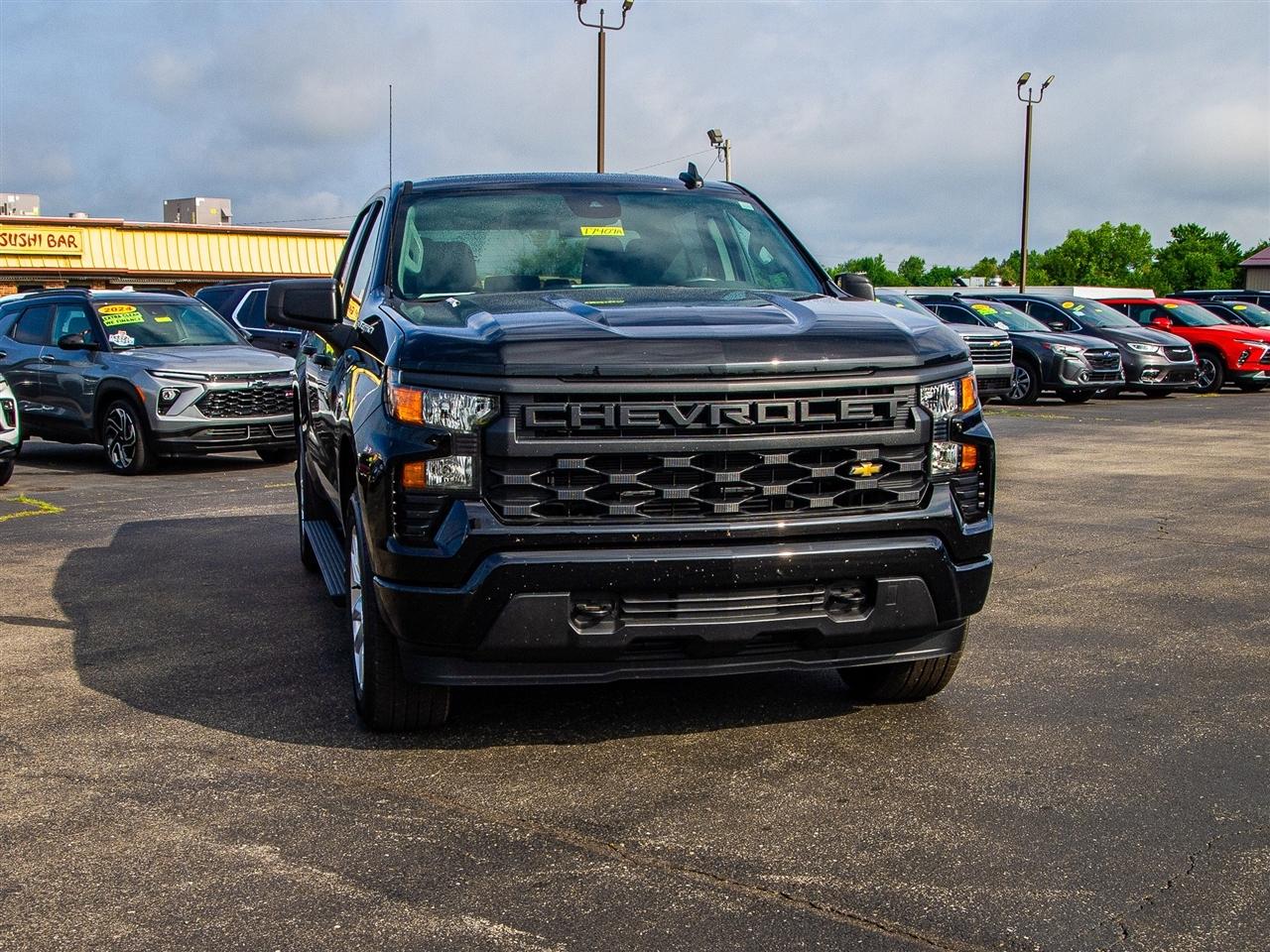 Chevrolet Silverado 1500 4WD Crew Cab 147" Custom 2025