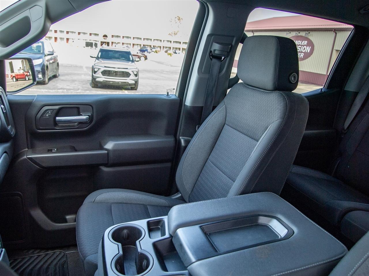 Chevrolet Silverado 1500 4WD Crew Cab 147" Custom 2025