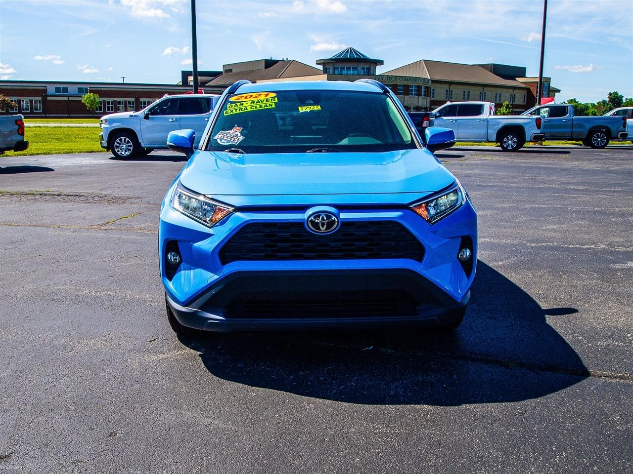 Toyota RAV4 XLE FWD (Natl) 2021