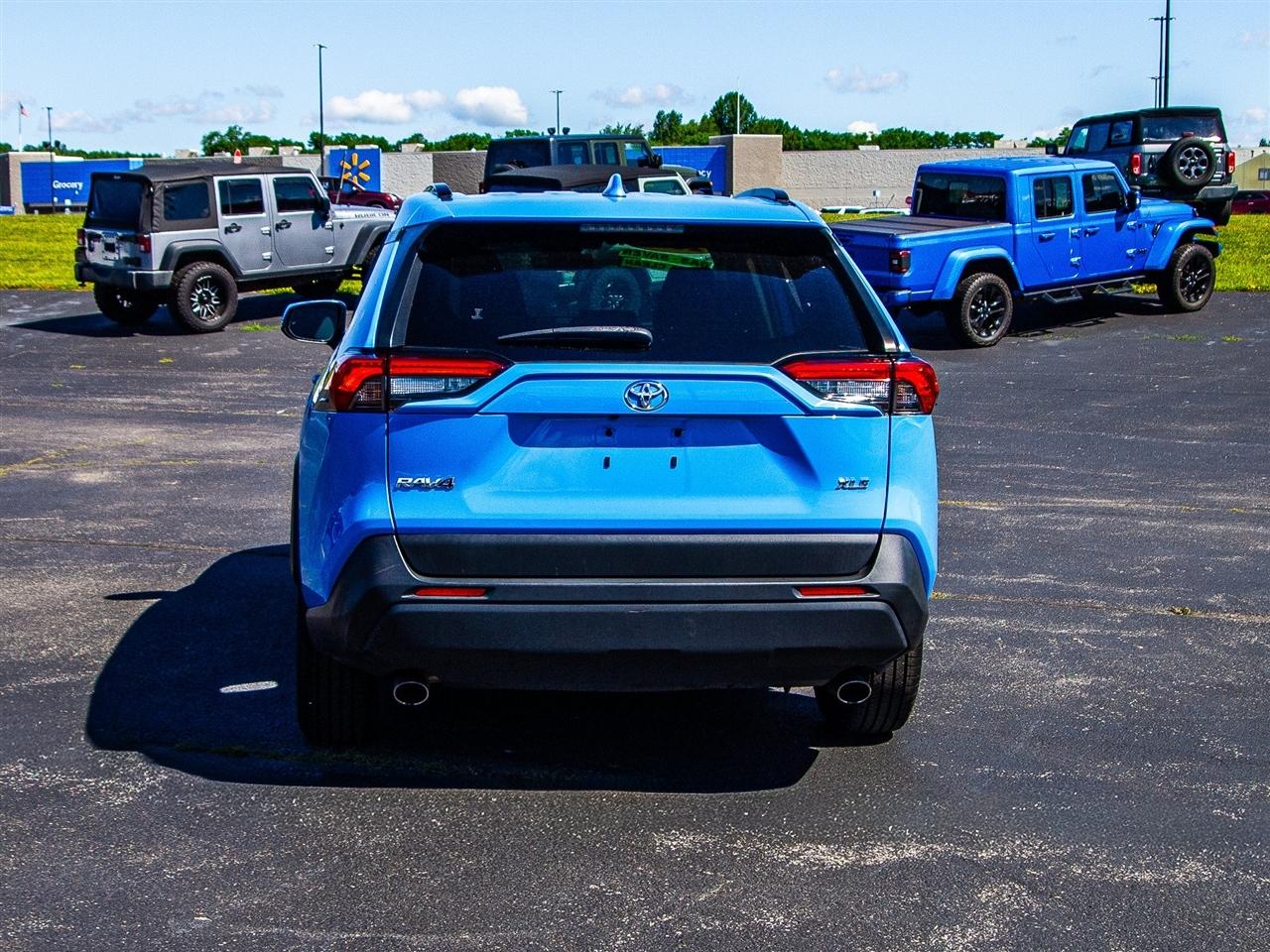 Toyota RAV4 XLE FWD (Natl) 2021