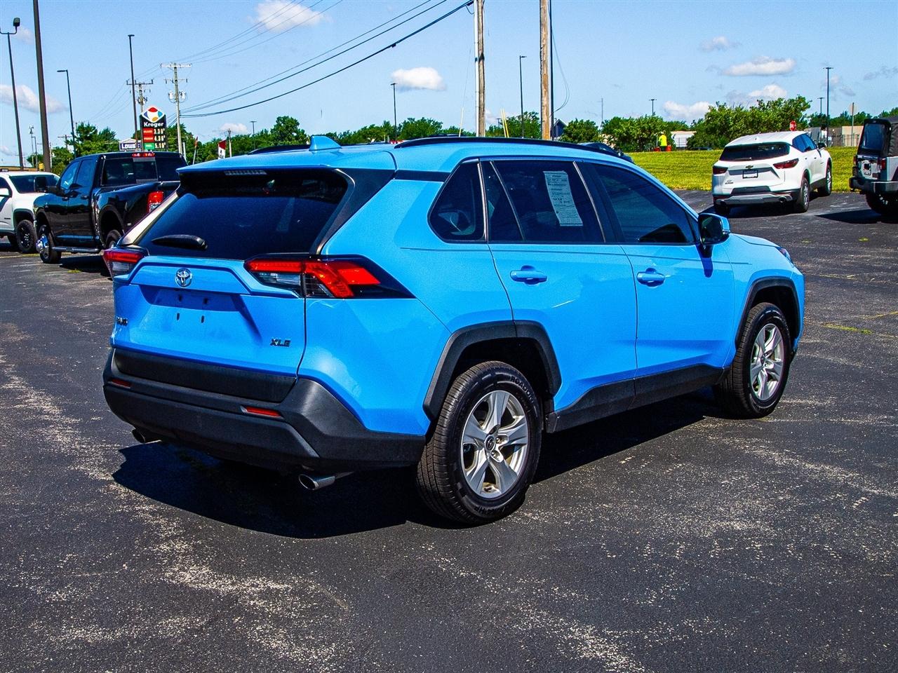 Toyota RAV4 XLE FWD (Natl) 2021