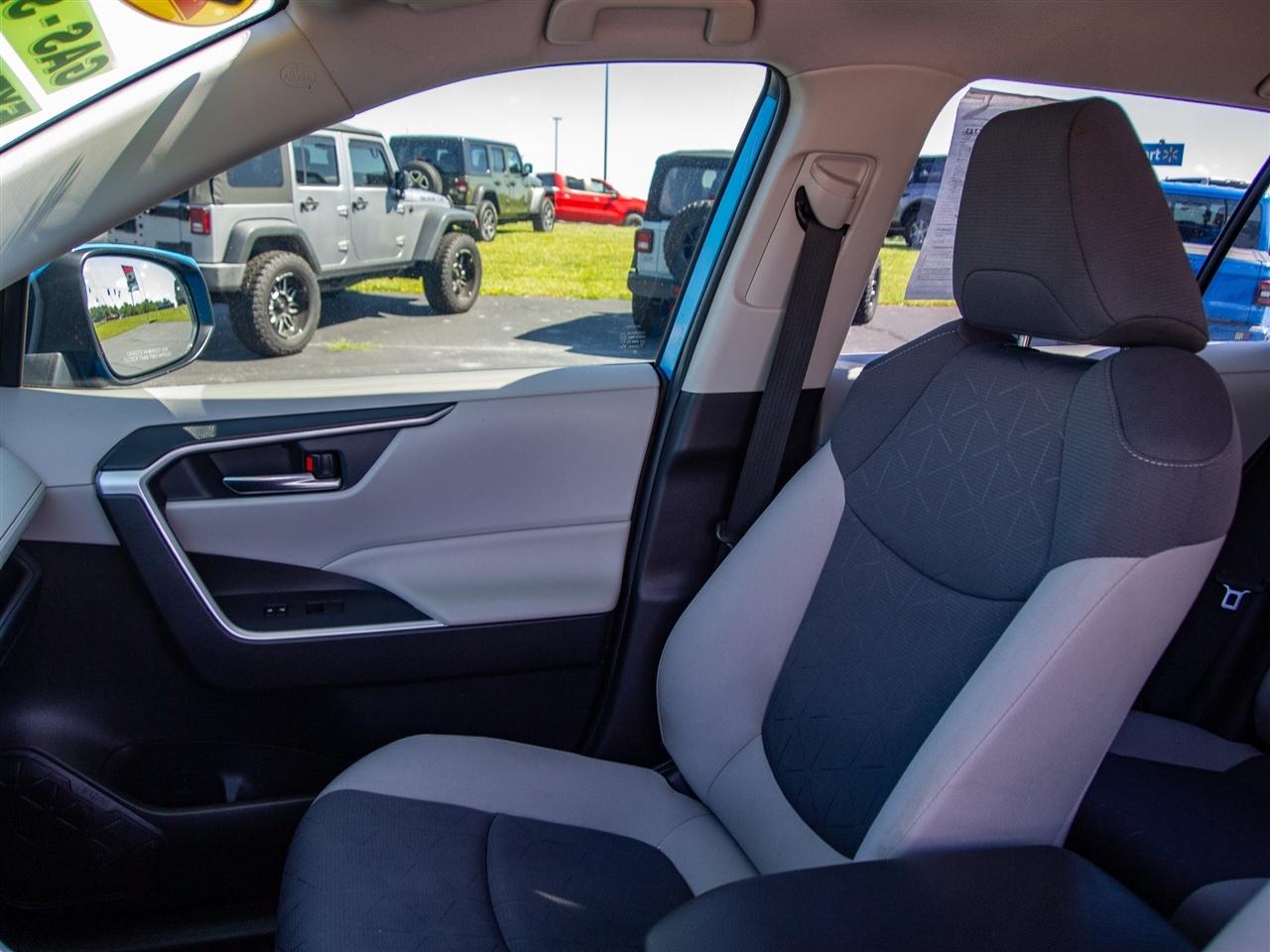 Toyota RAV4 XLE FWD (Natl) 2021