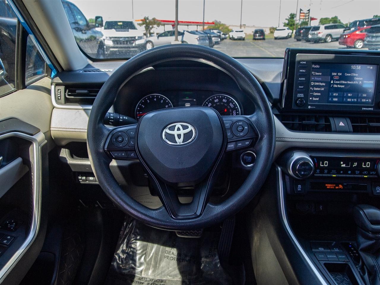Toyota RAV4 XLE FWD (Natl) 2021
