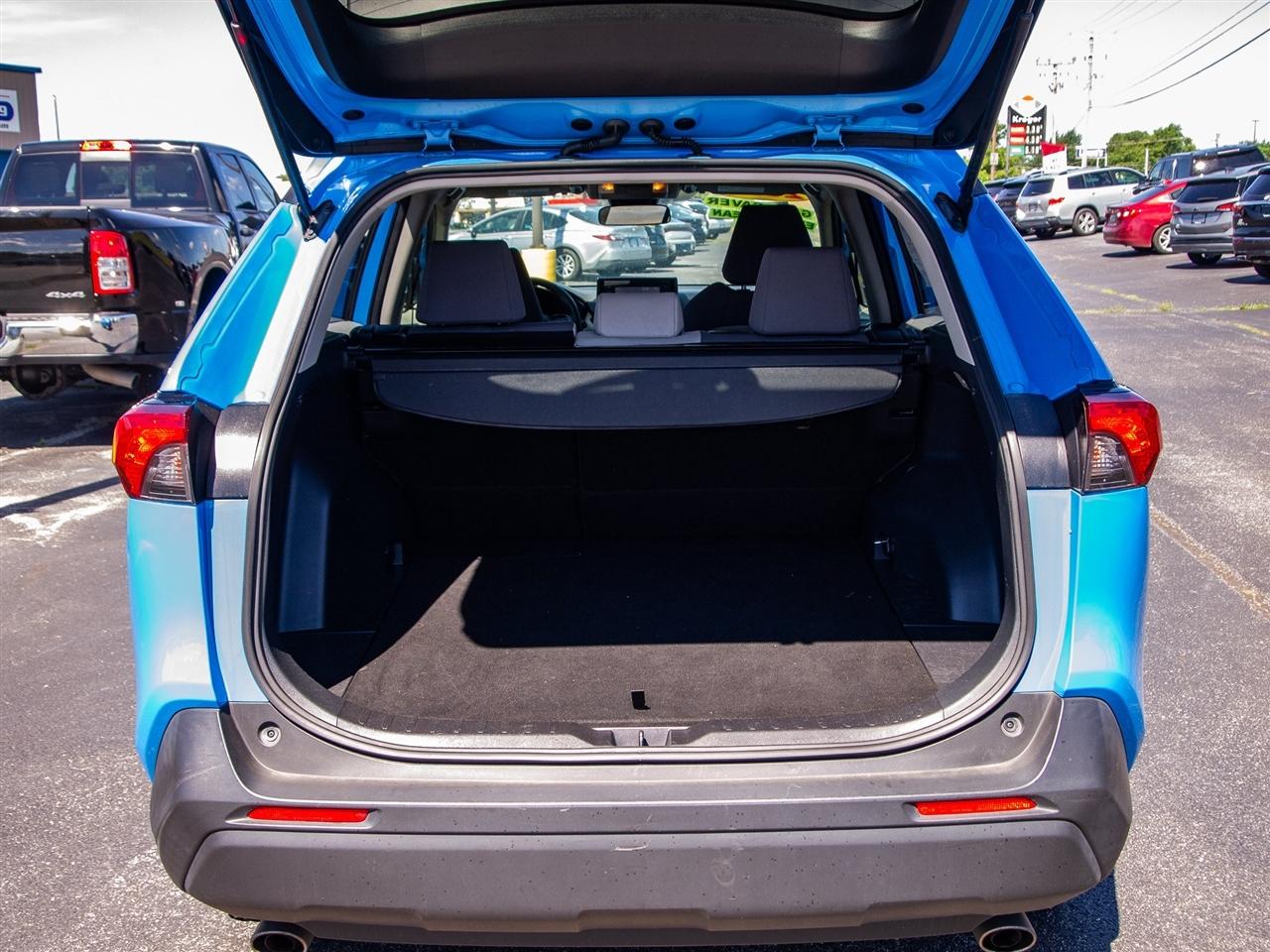 Toyota RAV4 XLE FWD (Natl) 2021