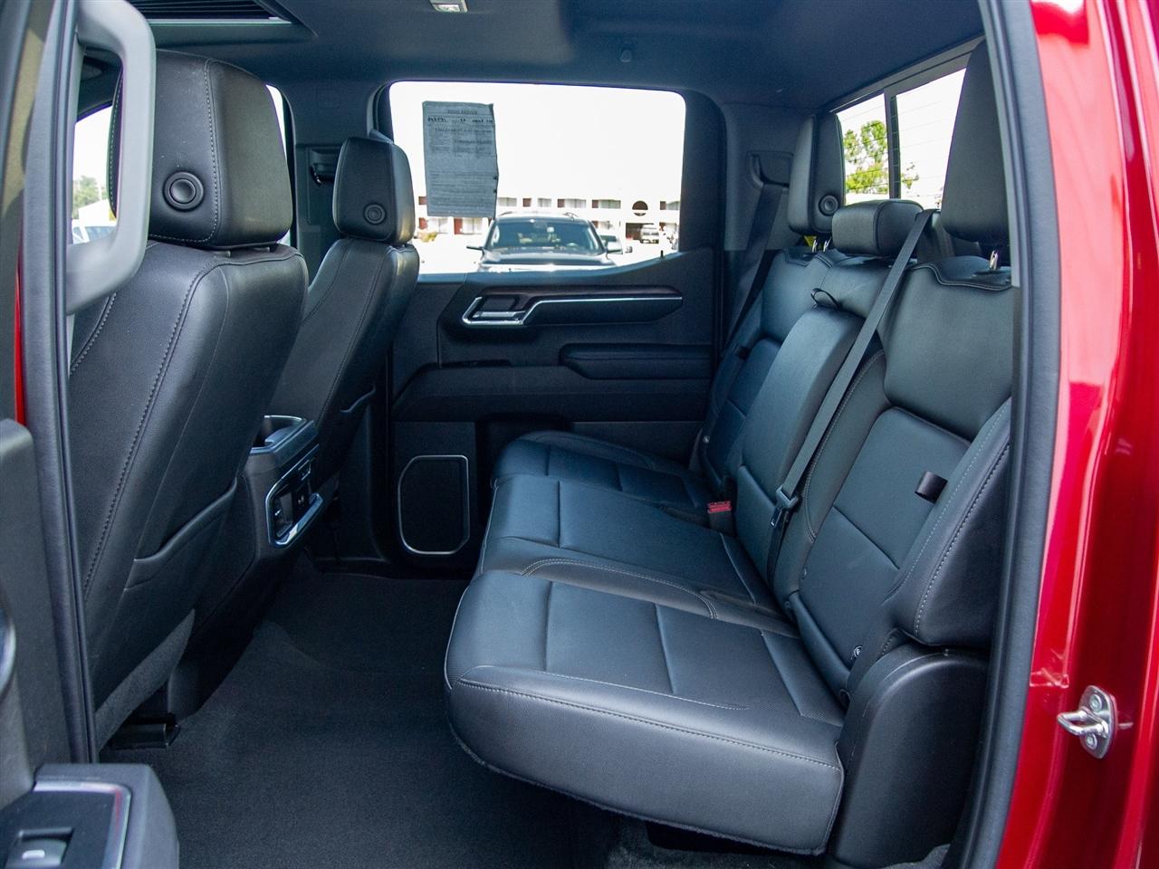 GMC Sierra 1500 4WD Crew Cab 147" SLT 2023