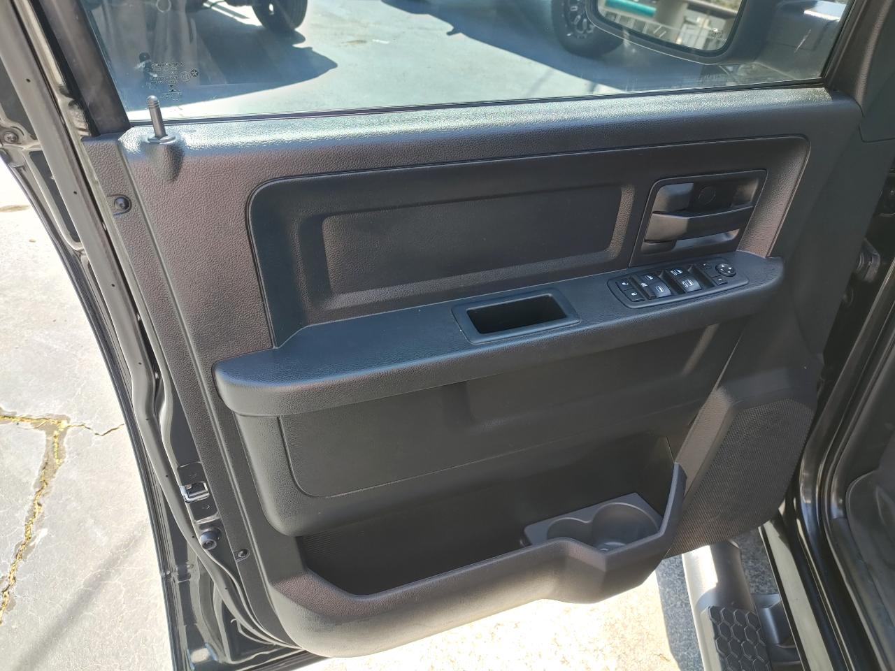 RAM 1500 Express 4x4 Quad Cab 6'4" Box 2017