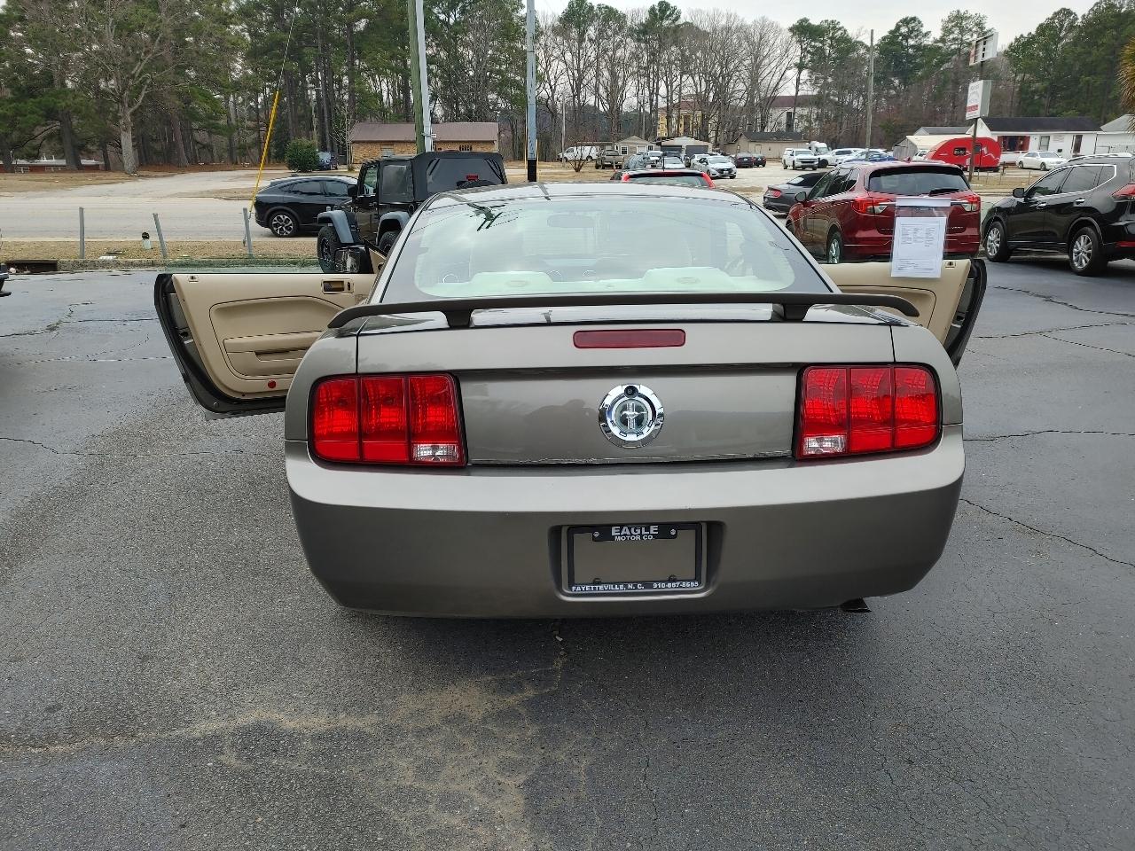 Ford Mustang 2dr Cpe Deluxe 2005