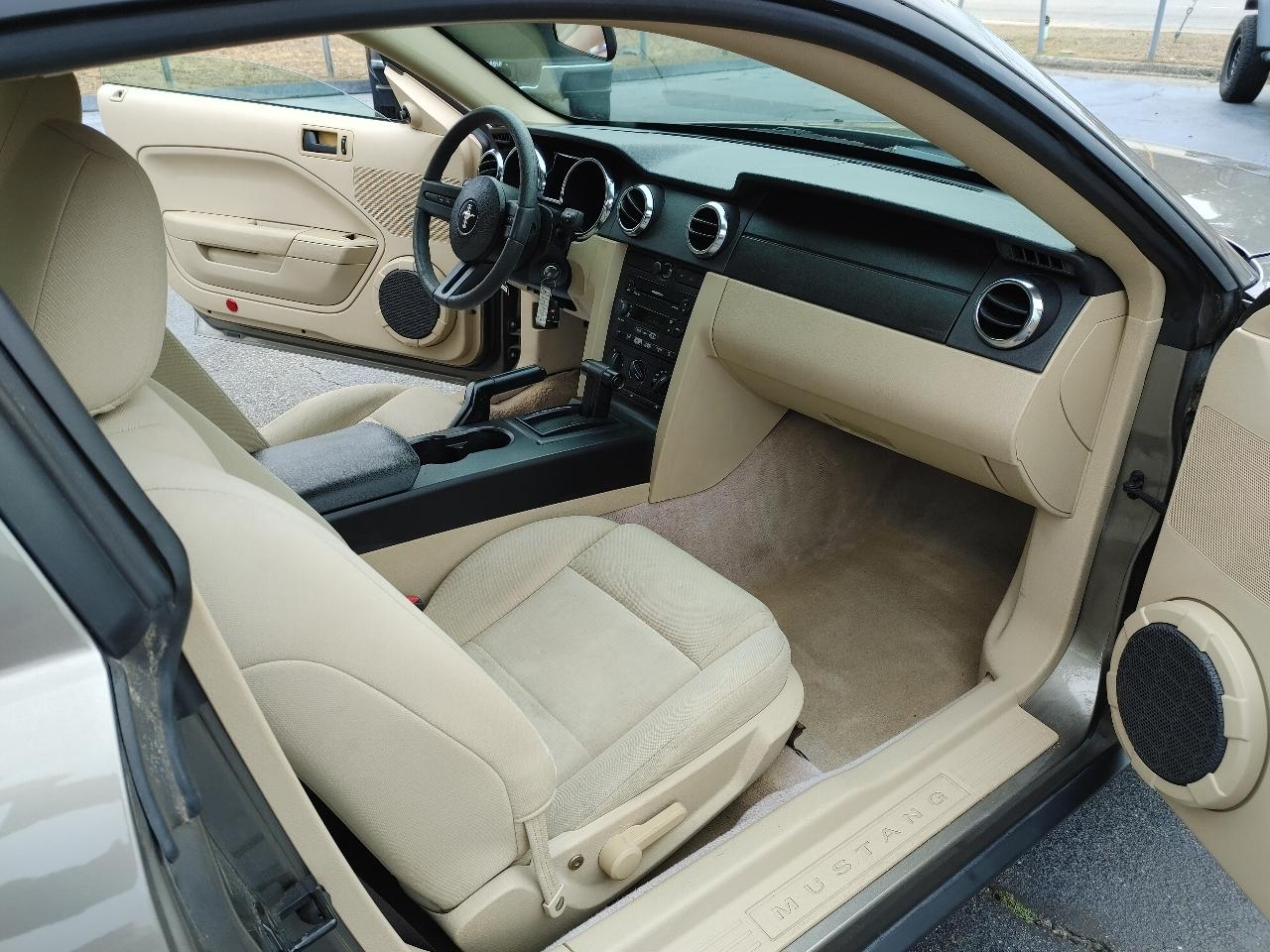 Ford Mustang 2dr Cpe Deluxe 2005