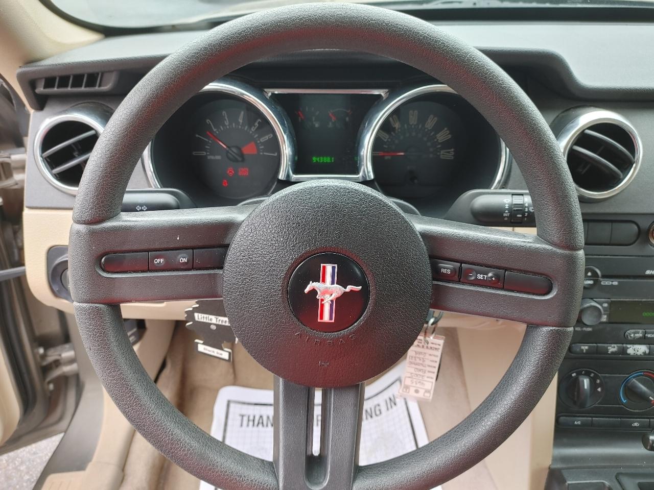 Ford Mustang 2dr Cpe Deluxe 2005