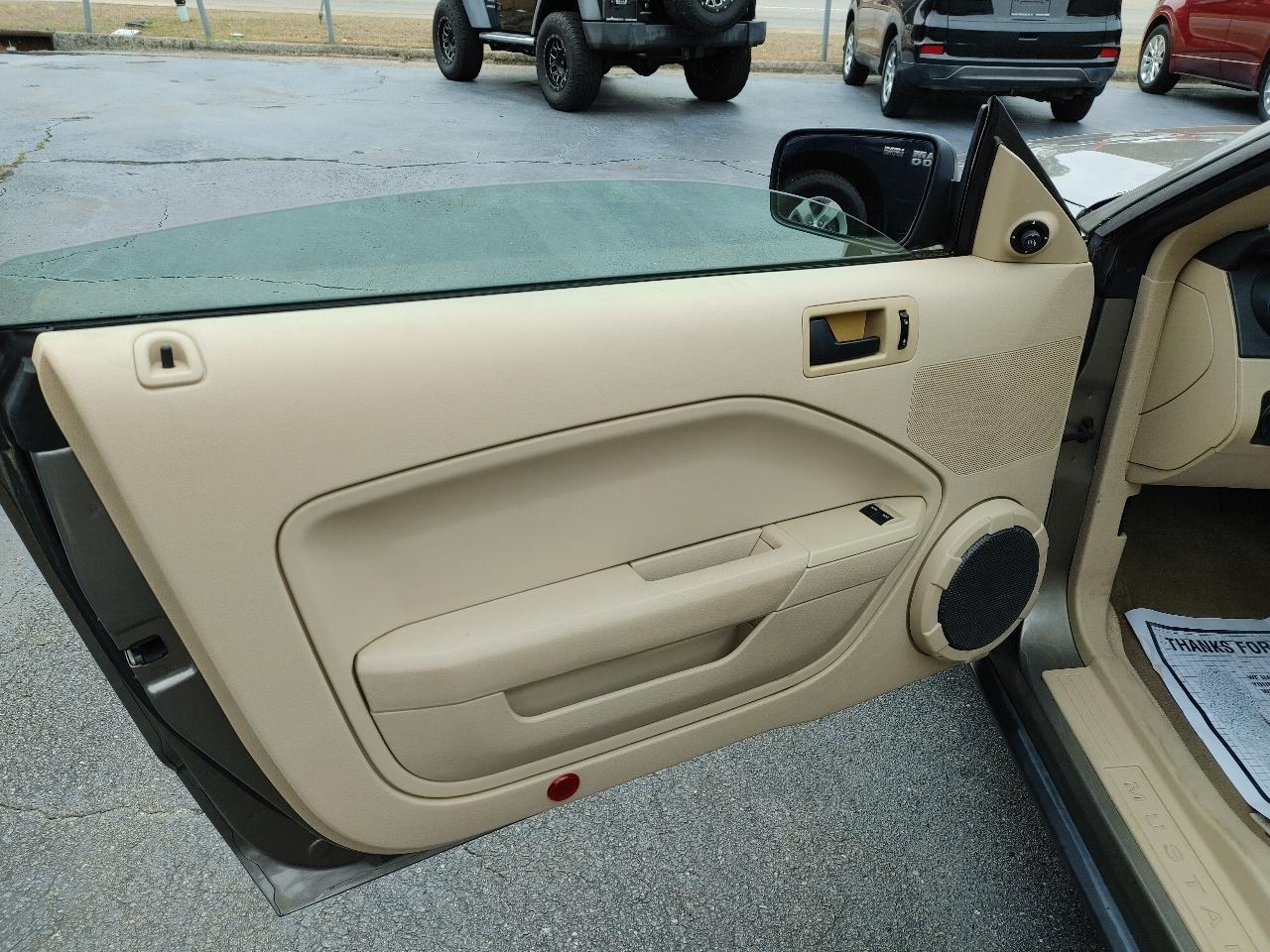 Ford Mustang 2dr Cpe Deluxe 2005