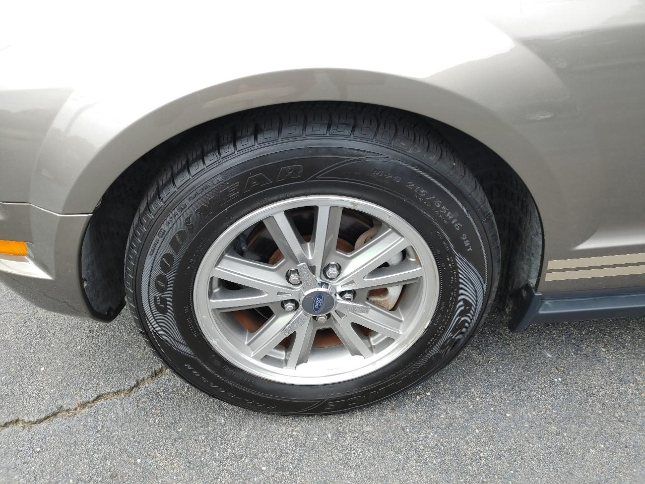 Ford Mustang 2dr Cpe Deluxe 2005