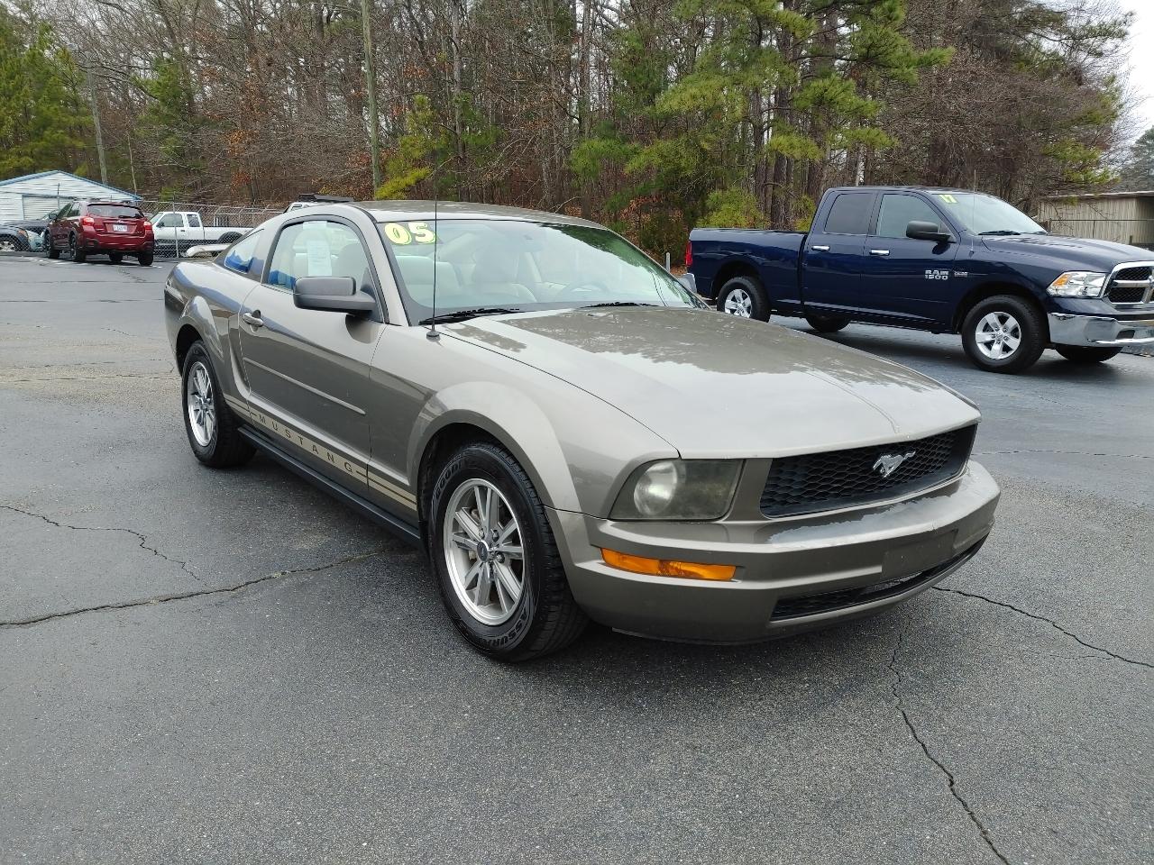 Ford Mustang 2dr Cpe Deluxe 2005