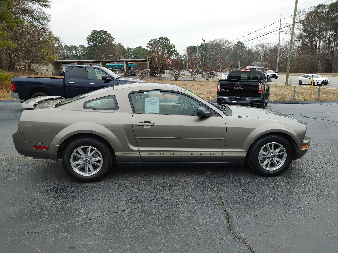 Ford Mustang 2dr Cpe Deluxe 2005