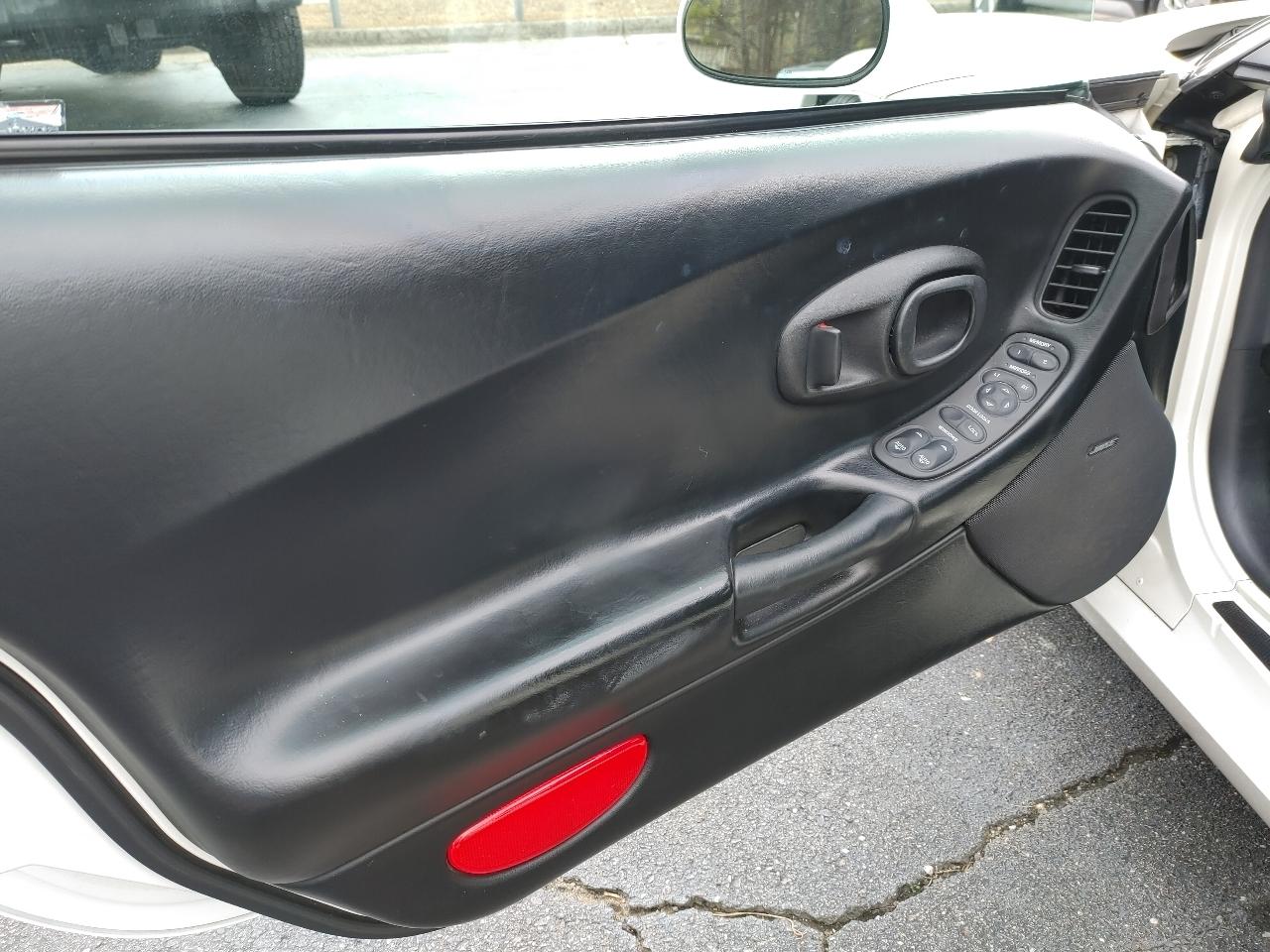 Chevrolet Corvette 2dr Convertible 2002