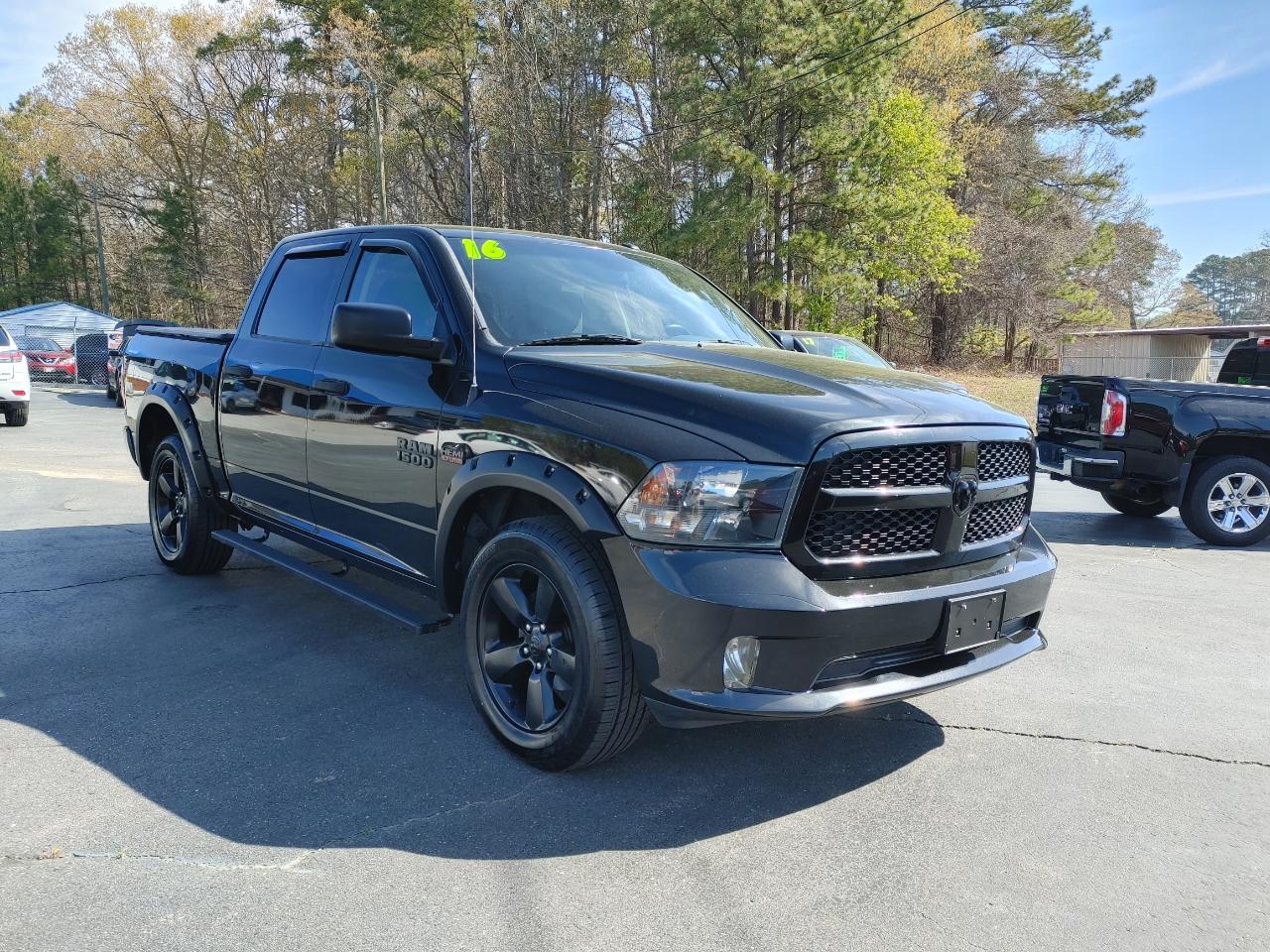 RAM 1500 4WD Crew Cab 140.5" Express 2016