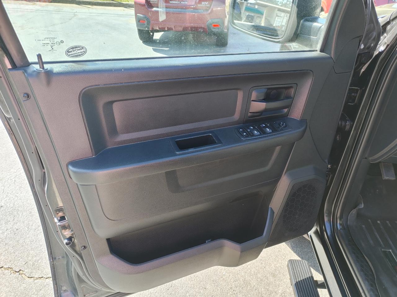 RAM 1500 4WD Crew Cab 140.5" Express 2016