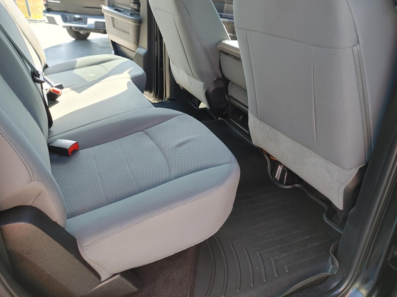 RAM 1500 4WD Crew Cab 140.5" Express 2016