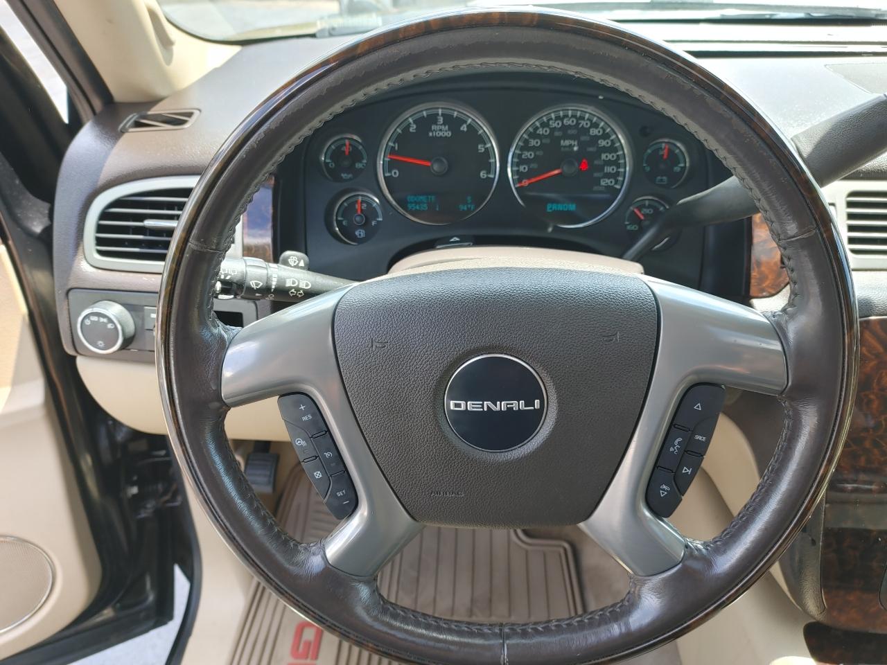 GMC Yukon Denali 2010