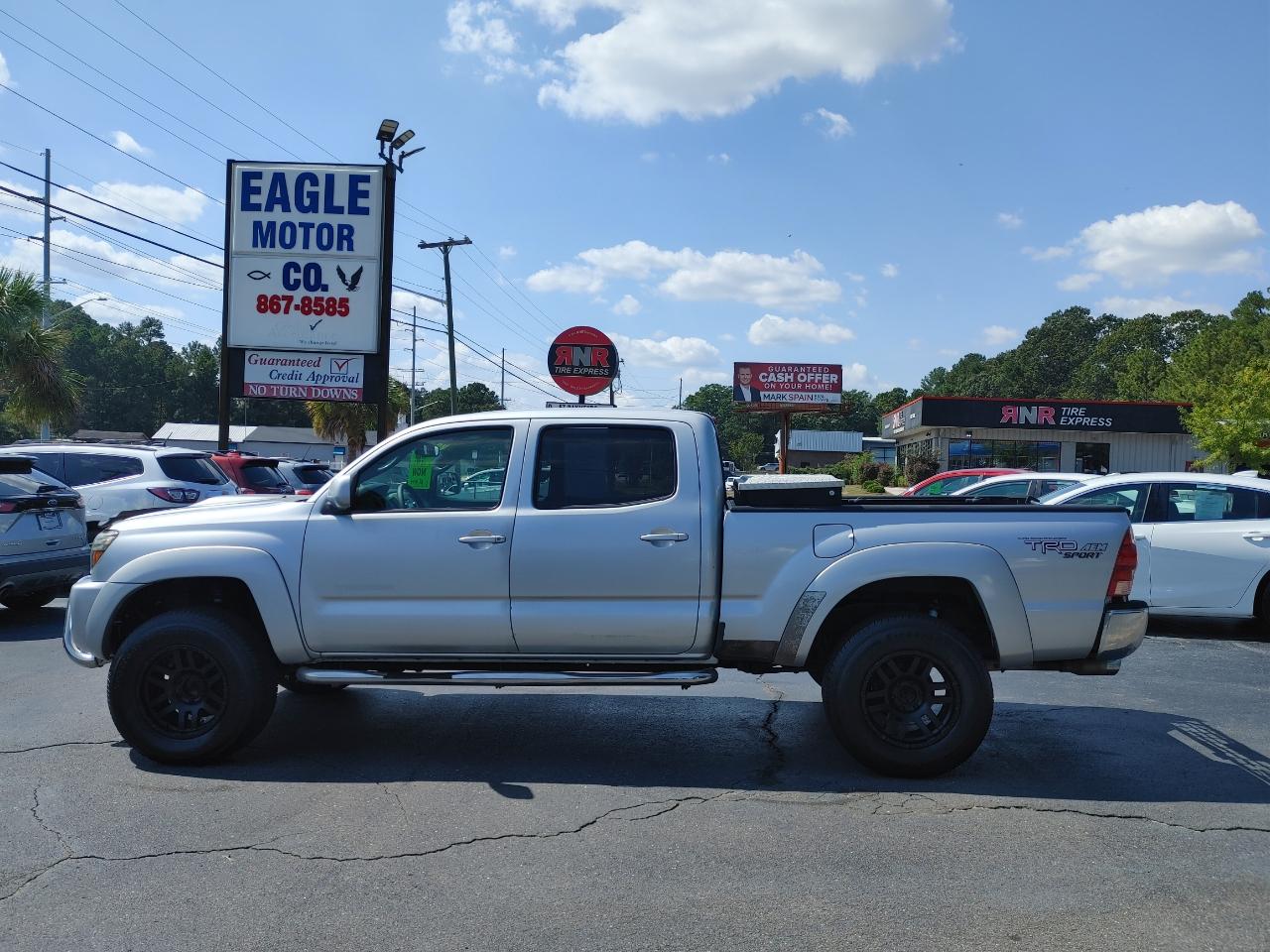 Toyota Tacoma photo 2