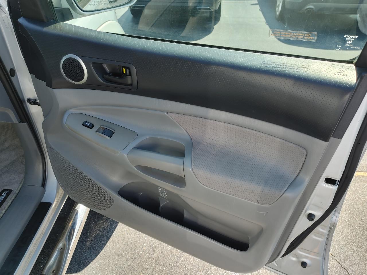 Toyota Tacoma photo 14
