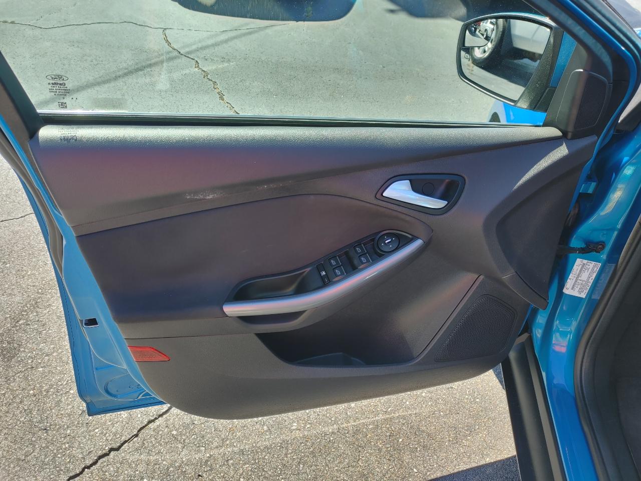 Ford Focus Titanium 4D Hatchback 2014