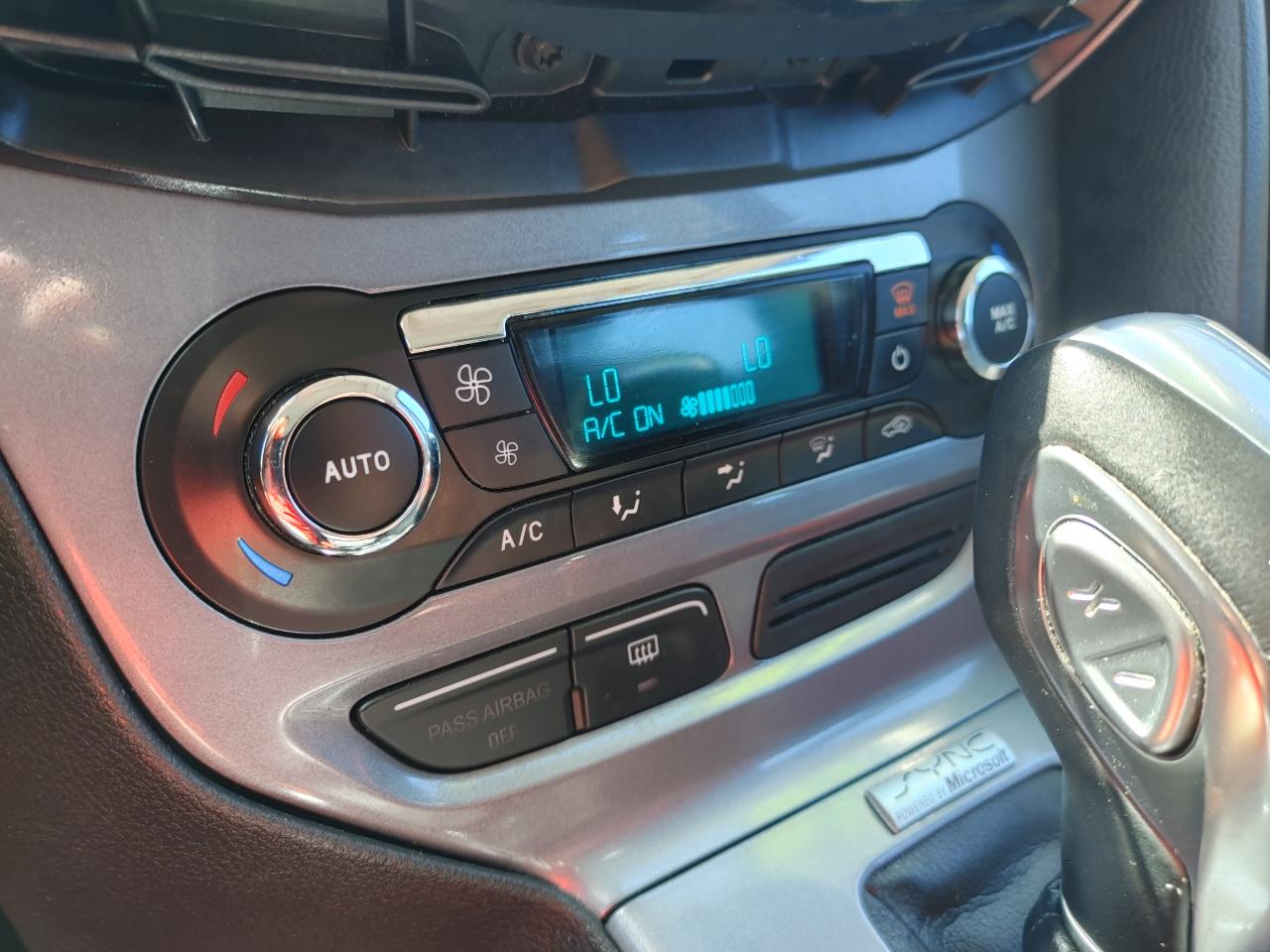 Ford Focus Titanium 4D Hatchback 2014