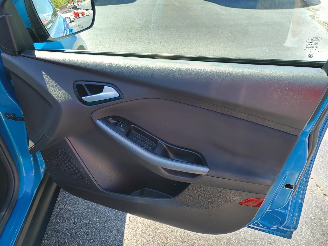 Ford Focus Titanium 4D Hatchback 2014