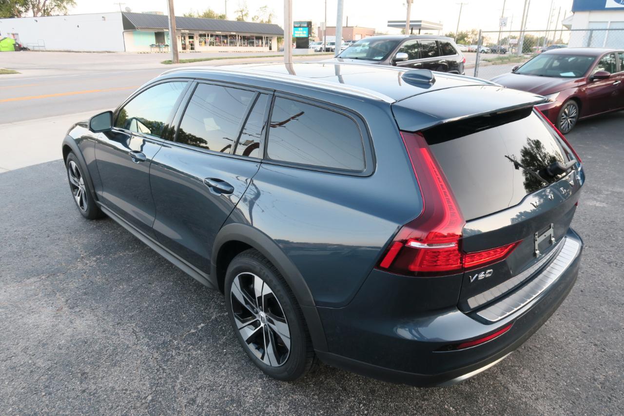 Volvo V60 Cross Country B5 AWD Plus 2025