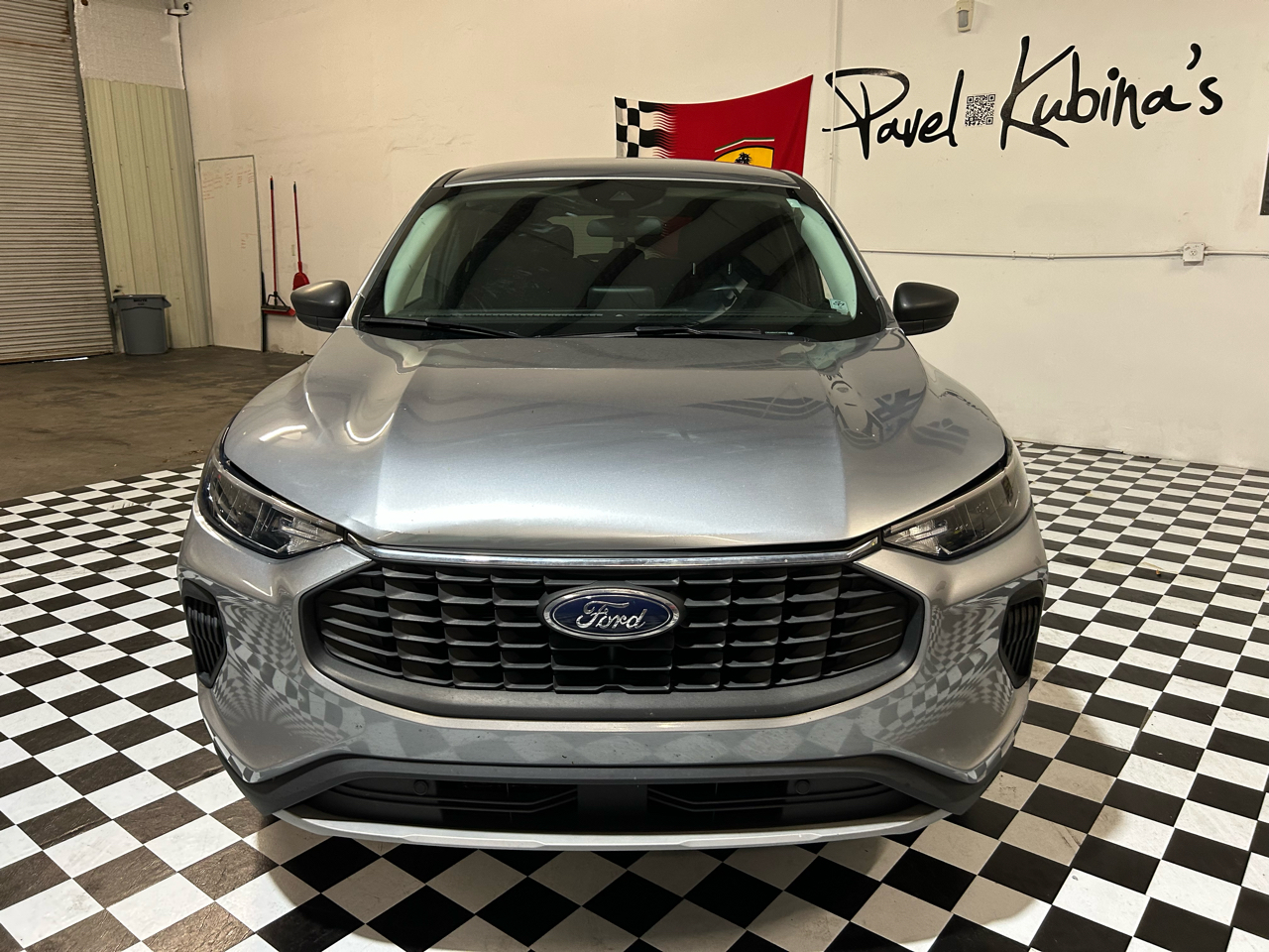 2023 Ford Escape Hybrid photo 2