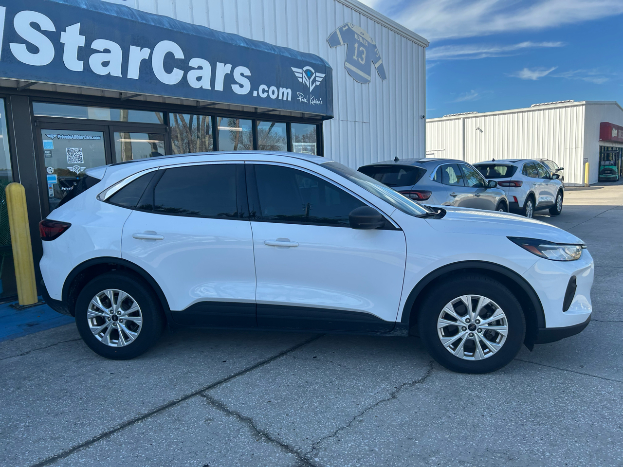 2023 Ford Escape Hybrid photo 2