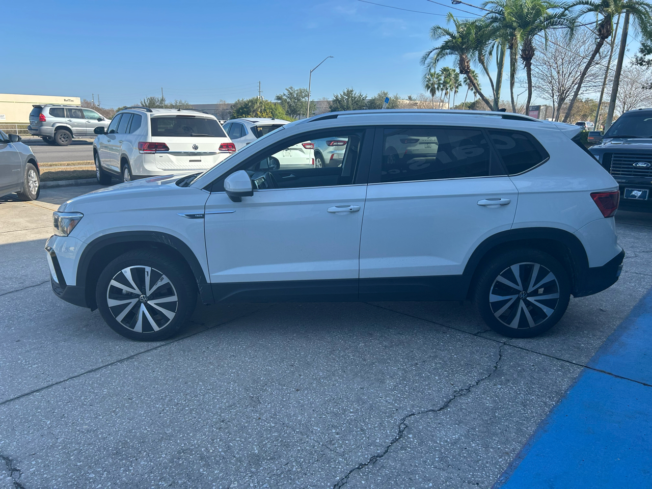 Volkswagen Taos SE FWD 2024