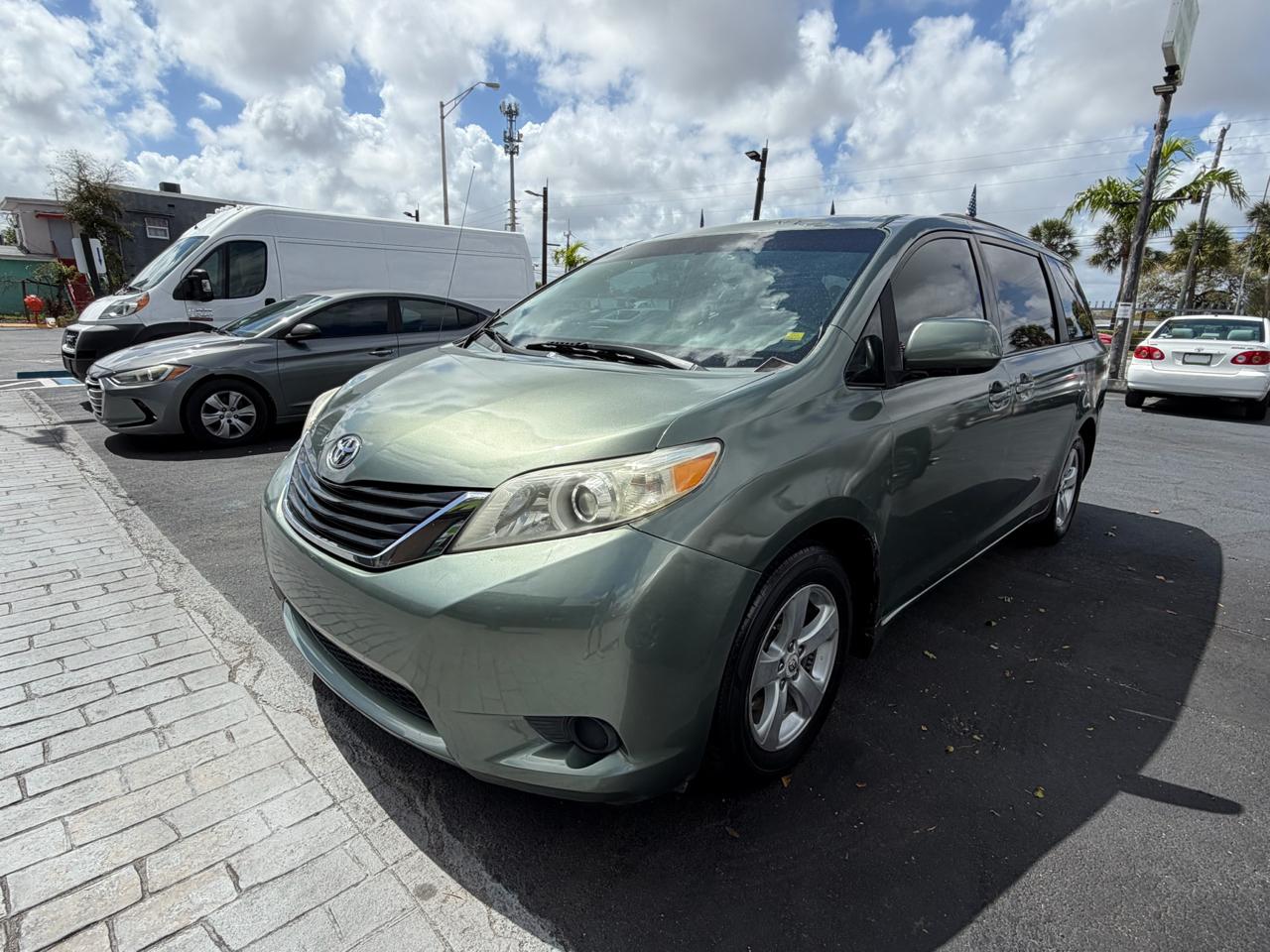 2011 Toyota Sienna 5dr 7-Pass Van V6 LE FWD (Natl)