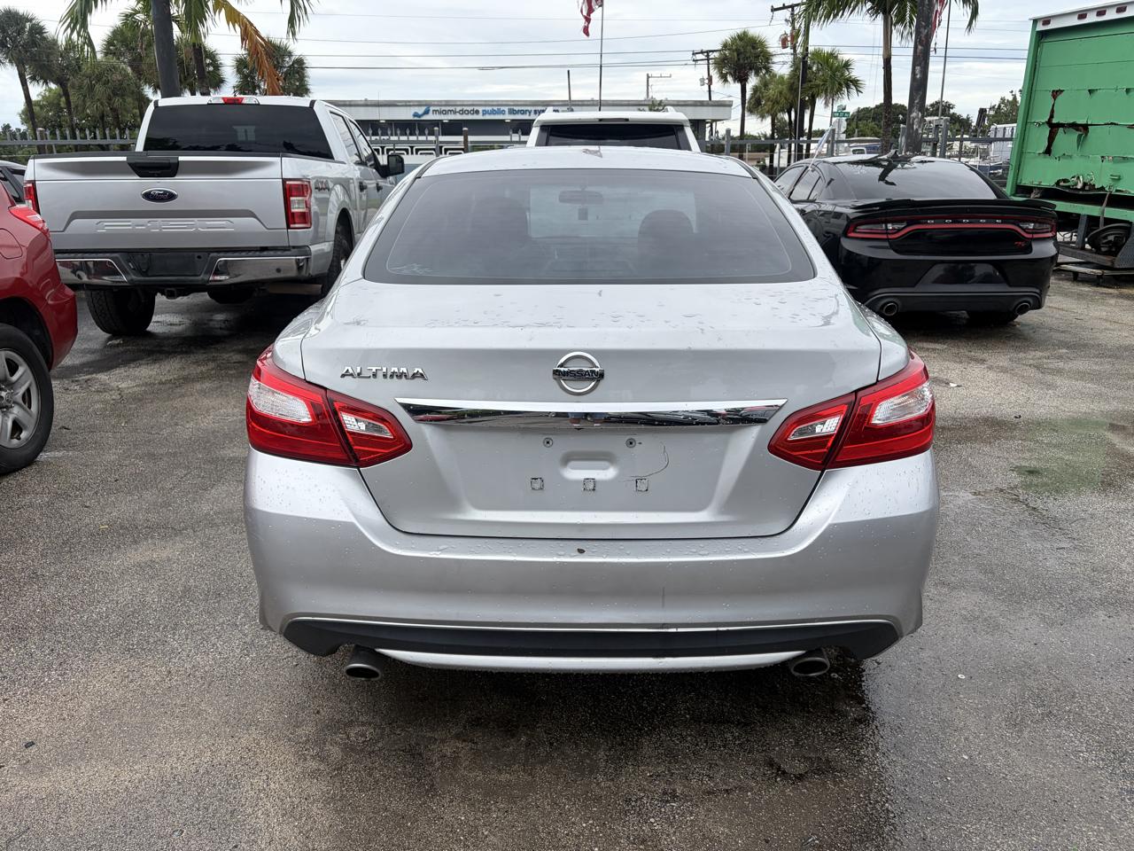 Nissan Altima photo 2