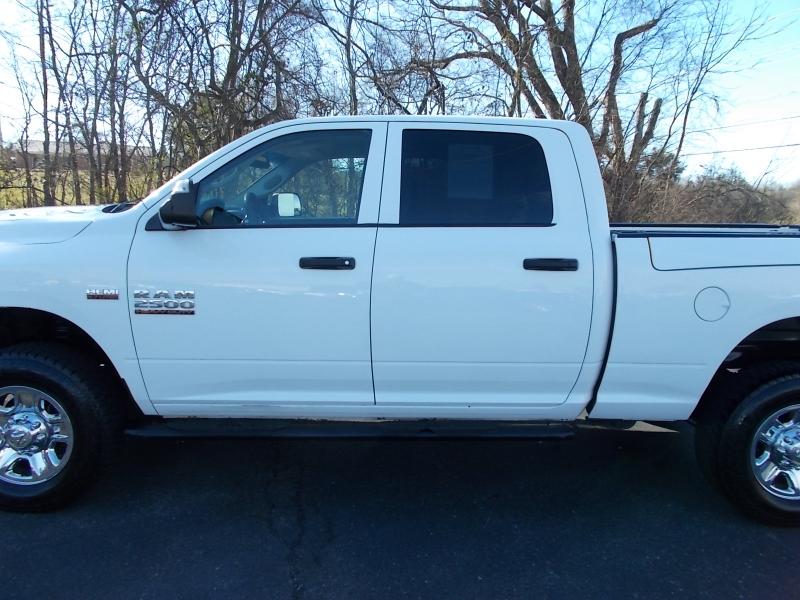 RAM 2500 Tradesman 4x4 Crew Cab 6'4" Box 2017
