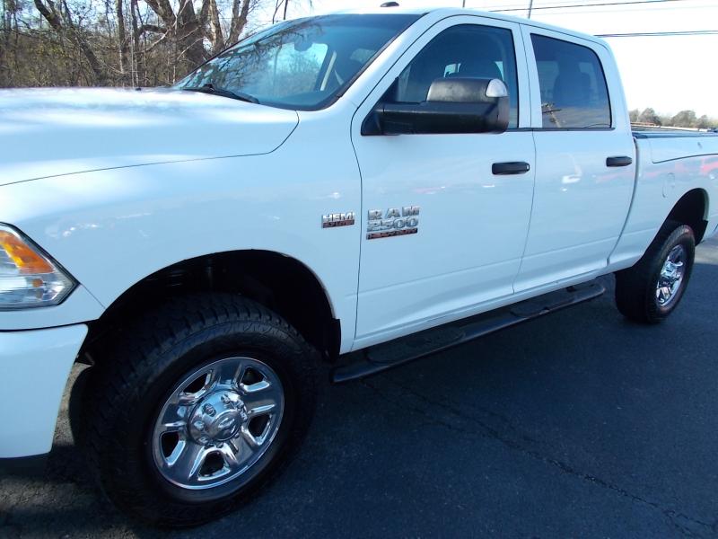 RAM 2500 Tradesman 4x4 Crew Cab 6'4" Box 2017