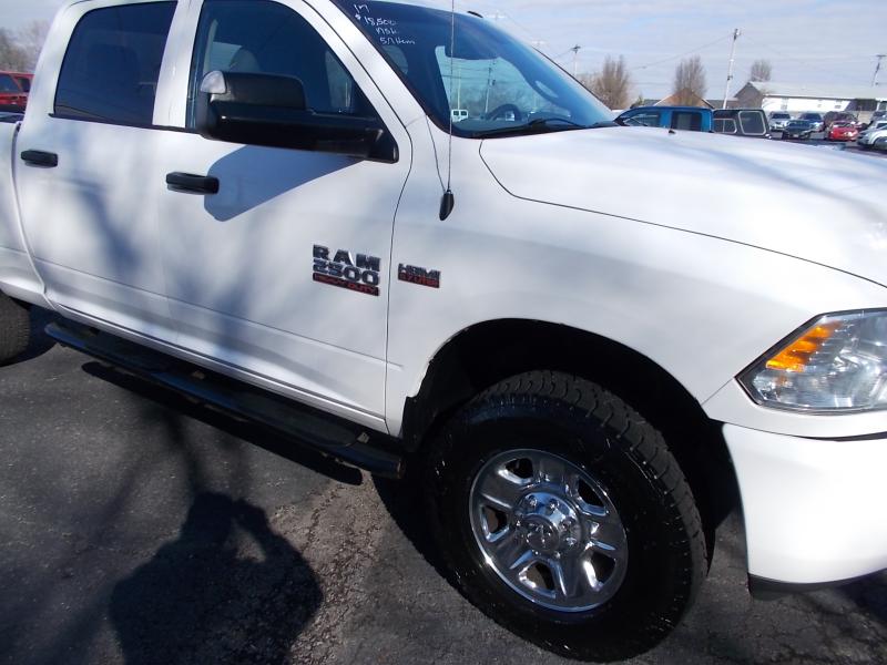 RAM 2500 Tradesman 4x4 Crew Cab 6'4" Box 2017