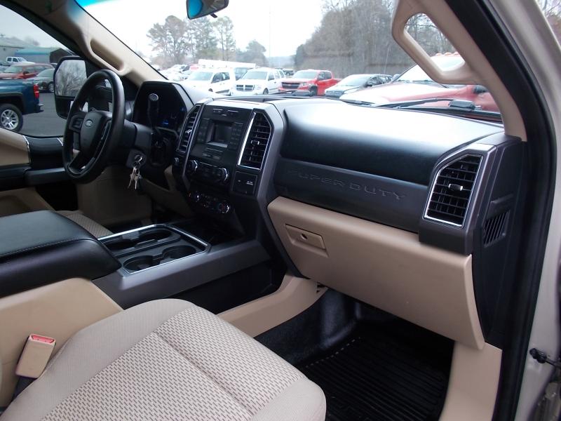 Ford Super Duty F-350 DRW XLT 4WD Crew Cab 179" WB 60" CA 2017