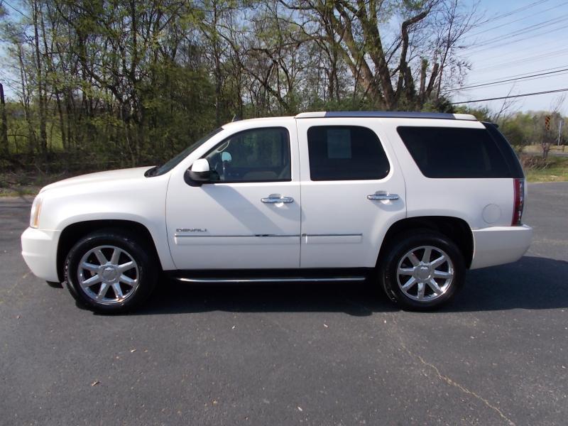 GMC Yukon AWD 4dr 1500 Denali 2010