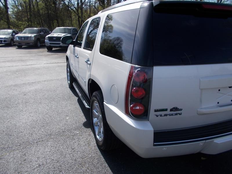 GMC Yukon AWD 4dr 1500 Denali 2010