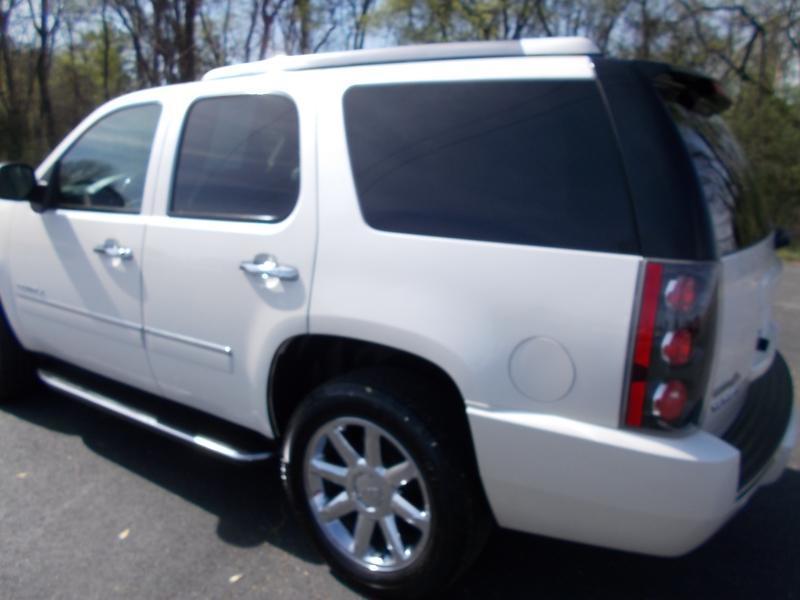 GMC Yukon AWD 4dr 1500 Denali 2010